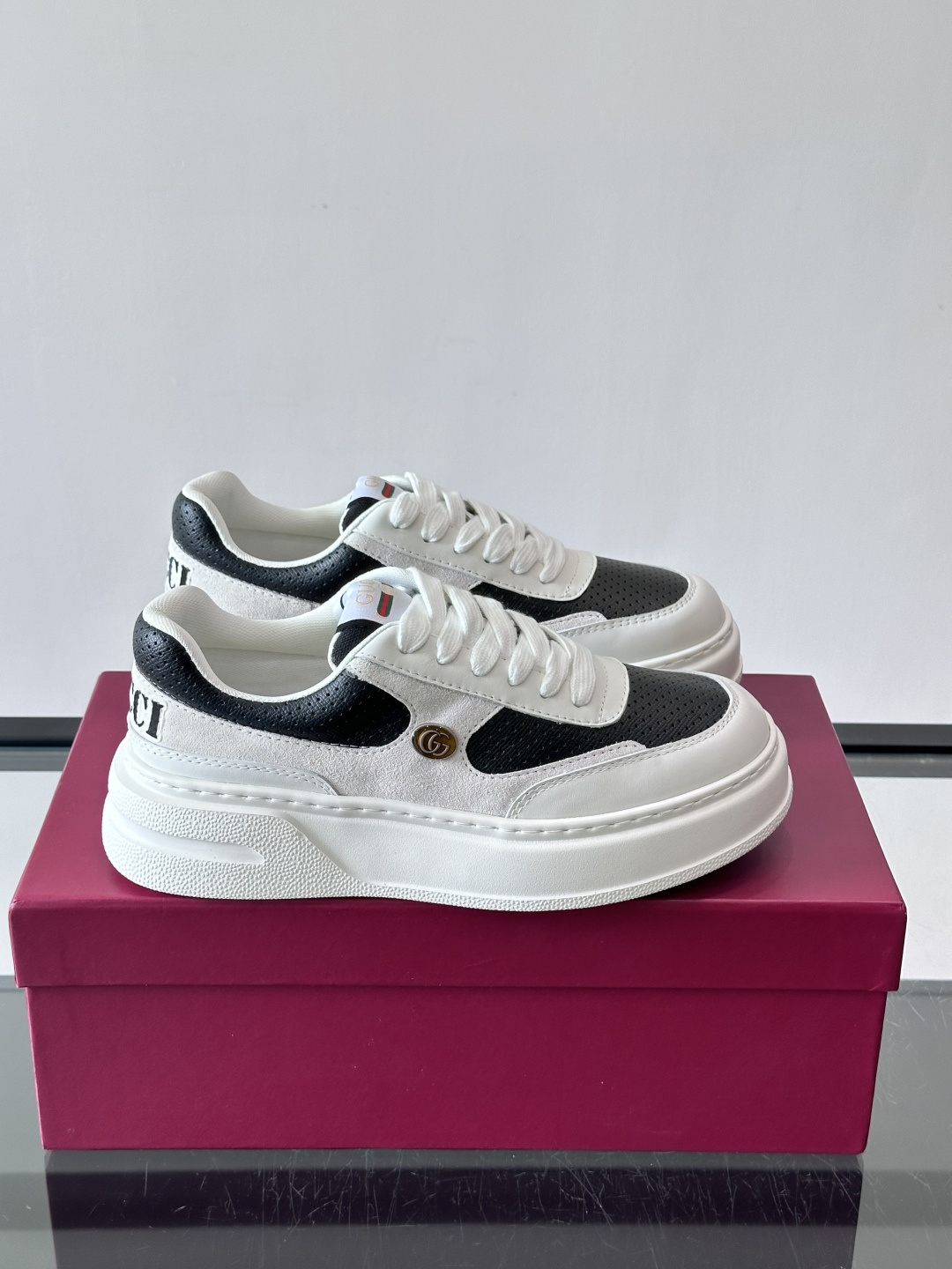 👟Gucci Screener系列厚底饼干鞋，采用牛皮，侧面点缀红绿织带，品牌辨识度超高✨。厚底设计约3