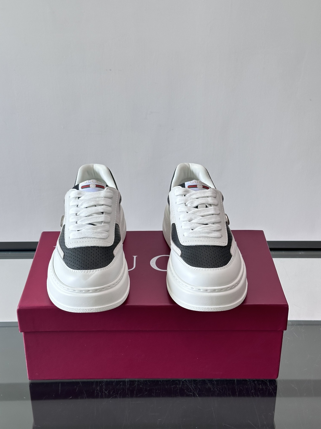 👟Gucci Screener系列厚底饼干鞋,采用牛皮,侧面点缀红绿织带,品牌辨识度超高✨。厚底设计约3 👟Gucci Screener系列厚底饼干鞋,采用牛皮,侧面点缀红绿织带,品牌辨识度超高✨。厚底设计约3