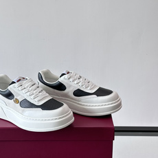 👟Gucci Screener系列厚底饼干鞋,采用牛皮,侧面点缀红绿织带,品牌辨识度超高✨。厚底设计约3 👟Gucci Screener系列厚底饼干鞋,采用牛皮,侧面点缀红绿织带,品牌辨识度超高✨。厚底设计约3