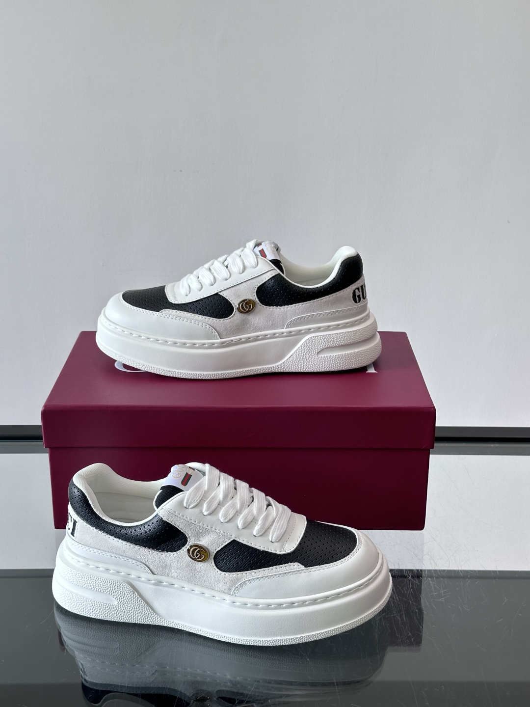 👟Gucci Screener系列厚底饼干鞋,采用牛皮,侧面点缀红绿织带,品牌辨识度超高✨。厚底设计约3 👟Gucci Screener系列厚底饼干鞋,采用牛皮,侧面点缀红绿织带,品牌辨识度超高✨。厚底设计约3