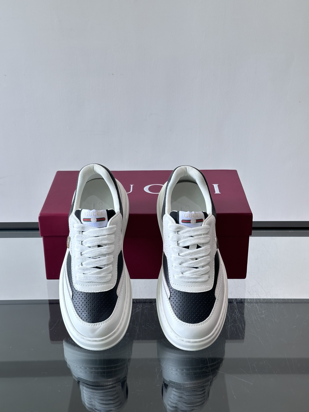 👟Gucci Screener系列厚底饼干鞋,采用牛皮,侧面点缀红绿织带,品牌辨识度超高✨。厚底设计约3 👟Gucci Screener系列厚底饼干鞋,采用牛皮,侧面点缀红绿织带,品牌辨识度超高✨。厚底设计约3
