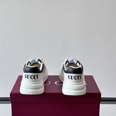 👟Gucci Screener系列厚底饼干鞋,采用牛皮,侧面点缀红绿织带,品牌辨识度超高✨。厚底设计约3 👟Gucci Screener系列厚底饼干鞋,采用牛皮,侧面点缀红绿织带,品牌辨识度超高✨。厚底设计约3