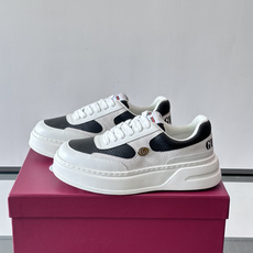 👟Gucci Screener系列厚底饼干鞋,采用牛皮,侧面点缀红绿织带,品牌辨识度超高✨。厚底设计约3 👟Gucci Screener系列厚底饼干鞋,采用牛皮,侧面点缀红绿织带,品牌辨识度超高✨。厚底设计约3