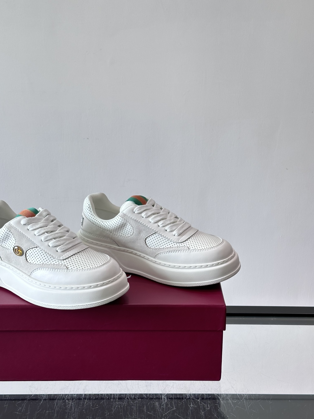 👟Gucci Screener系列厚底饼干鞋,采用牛皮,侧面点缀红绿织带,品牌辨识度超高✨。厚底设计约3 👟Gucci Screener系列厚底饼干鞋,采用牛皮,侧面点缀红绿织带,品牌辨识度超高✨。厚底设计约3