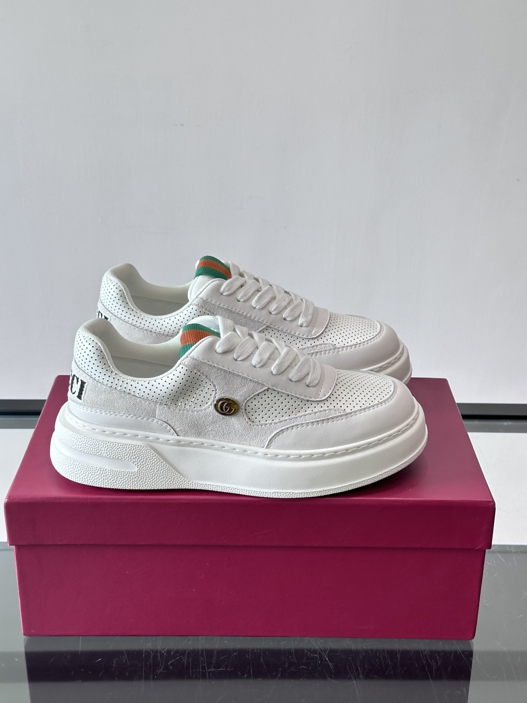 👟Gucci Screener系列厚底饼干鞋，采用牛皮，侧面点缀红绿织带，品牌辨识度超高✨。厚底设计约3