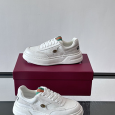 👟Gucci Screener系列厚底饼干鞋,采用牛皮,侧面点缀红绿织带,品牌辨识度超高✨。厚底设计约3 👟Gucci Screener系列厚底饼干鞋,采用牛皮,侧面点缀红绿织带,品牌辨识度超高✨。厚底设计约3