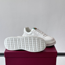 👟Gucci Screener系列厚底饼干鞋,采用牛皮,侧面点缀红绿织带,品牌辨识度超高✨。厚底设计约3 👟Gucci Screener系列厚底饼干鞋,采用牛皮,侧面点缀红绿织带,品牌辨识度超高✨。厚底设计约3