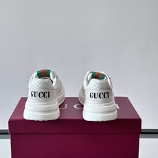 👟Gucci Screener系列厚底饼干鞋,采用牛皮,侧面点缀红绿织带,品牌辨识度超高✨。厚底设计约3 👟Gucci Screener系列厚底饼干鞋,采用牛皮,侧面点缀红绿织带,品牌辨识度超高✨。厚底设计约3