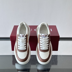 👟Gucci Screener系列厚底饼干鞋,采用牛皮,侧面点缀红绿织带,品牌辨识度超高✨。厚底设计约3 👟Gucci Screener系列厚底饼干鞋,采用牛皮,侧面点缀红绿织带,品牌辨识度超高✨。厚底设计约3