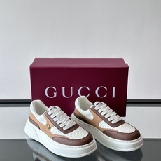 👟Gucci Screener系列厚底饼干鞋,采用牛皮,侧面点缀红绿织带,品牌辨识度超高✨。厚底设计约3 👟Gucci Screener系列厚底饼干鞋,采用牛皮,侧面点缀红绿织带,品牌辨识度超高✨。厚底设计约3