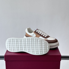 👟Gucci Screener系列厚底饼干鞋,采用牛皮,侧面点缀红绿织带,品牌辨识度超高✨。厚底设计约3 👟Gucci Screener系列厚底饼干鞋,采用牛皮,侧面点缀红绿织带,品牌辨识度超高✨。厚底设计约3