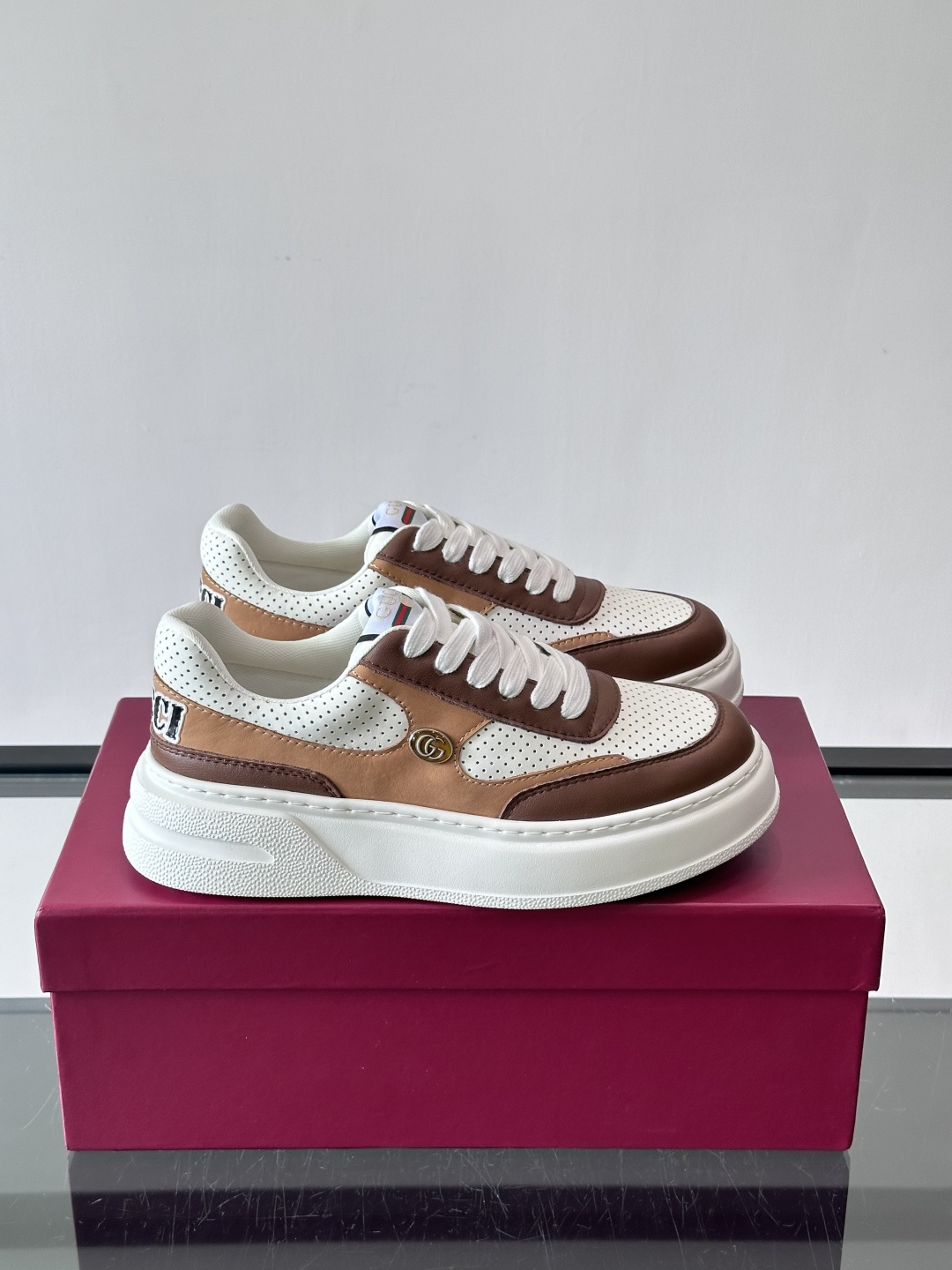 👟Gucci Screener系列厚底饼干鞋，采用牛皮，侧面点缀红绿织带，品牌辨识度超高✨。厚底设计约3