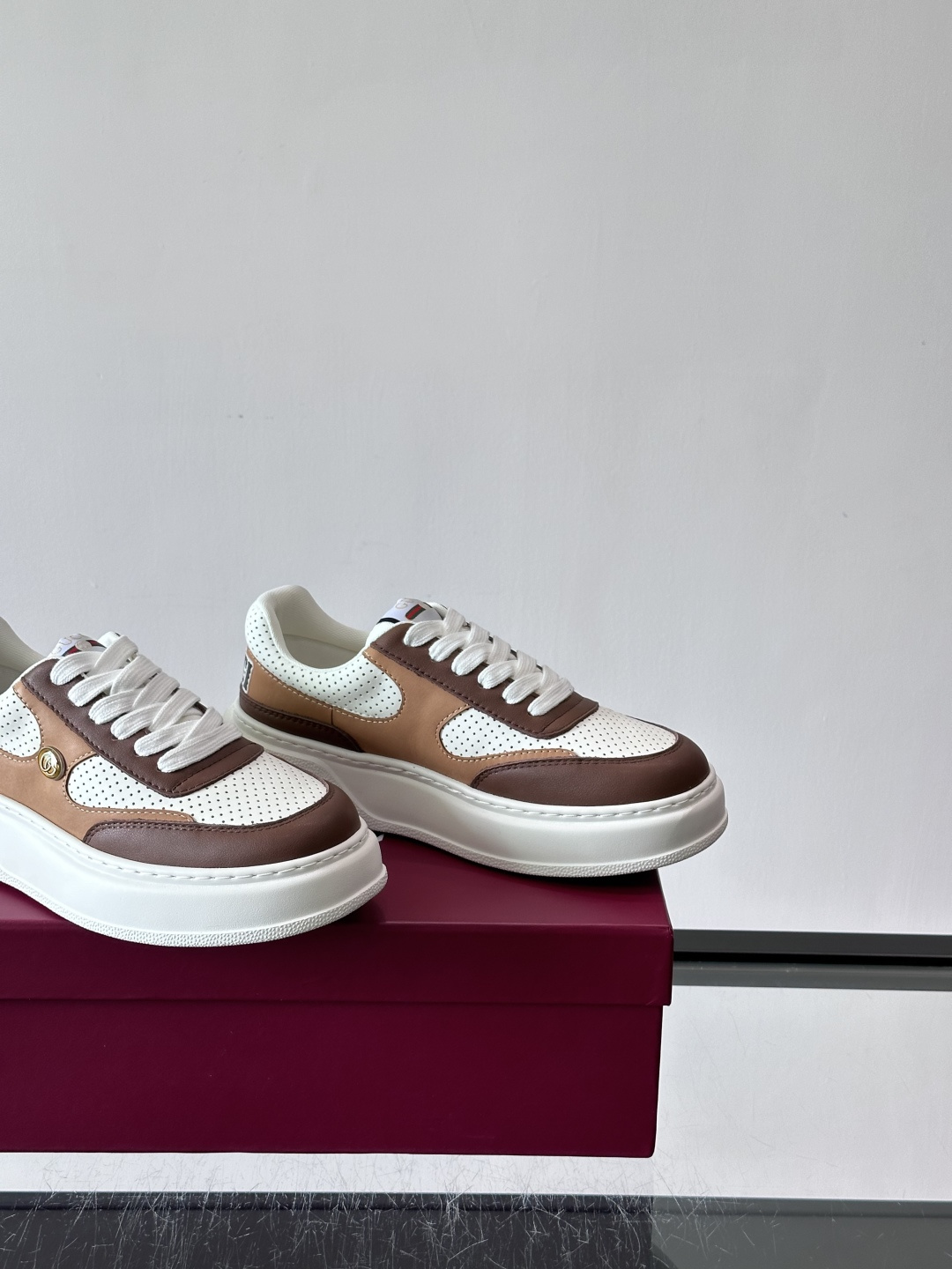 👟Gucci Screener系列厚底饼干鞋,采用牛皮,侧面点缀红绿织带,品牌辨识度超高✨。厚底设计约3 👟Gucci Screener系列厚底饼干鞋,采用牛皮,侧面点缀红绿织带,品牌辨识度超高✨。厚底设计约3