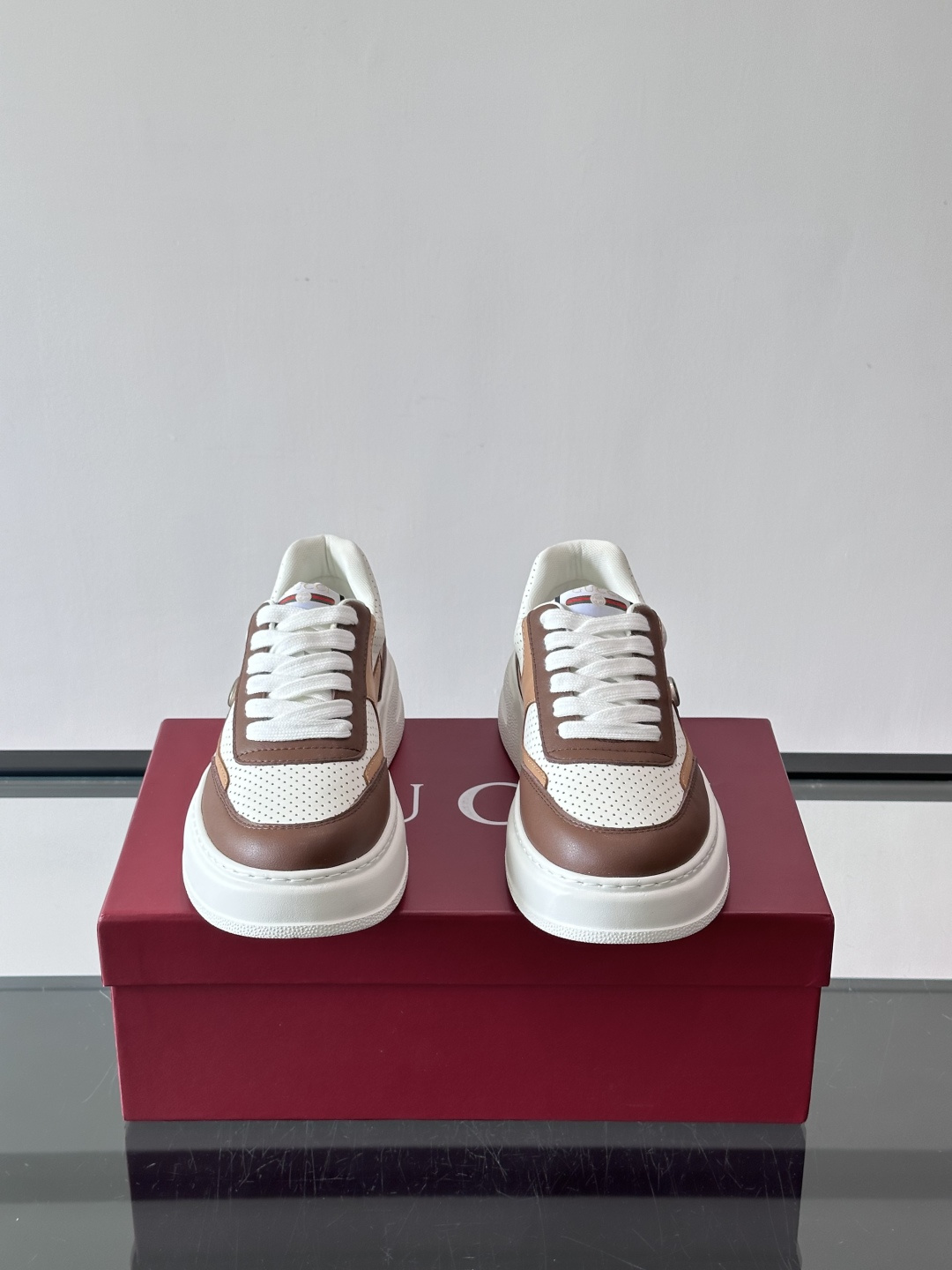👟Gucci Screener系列厚底饼干鞋,采用牛皮,侧面点缀红绿织带,品牌辨识度超高✨。厚底设计约3 👟Gucci Screener系列厚底饼干鞋,采用牛皮,侧面点缀红绿织带,品牌辨识度超高✨。厚底设计约3