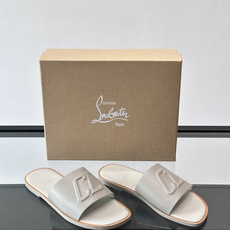 Christian Louboutin CL男士凉拖🖤选用优质荔枝纹皮革,鞋面有标志性“CL”字母, Christian Louboutin CL男士凉拖🖤选用优质荔枝纹皮革,鞋面有标志性“CL”字母,
