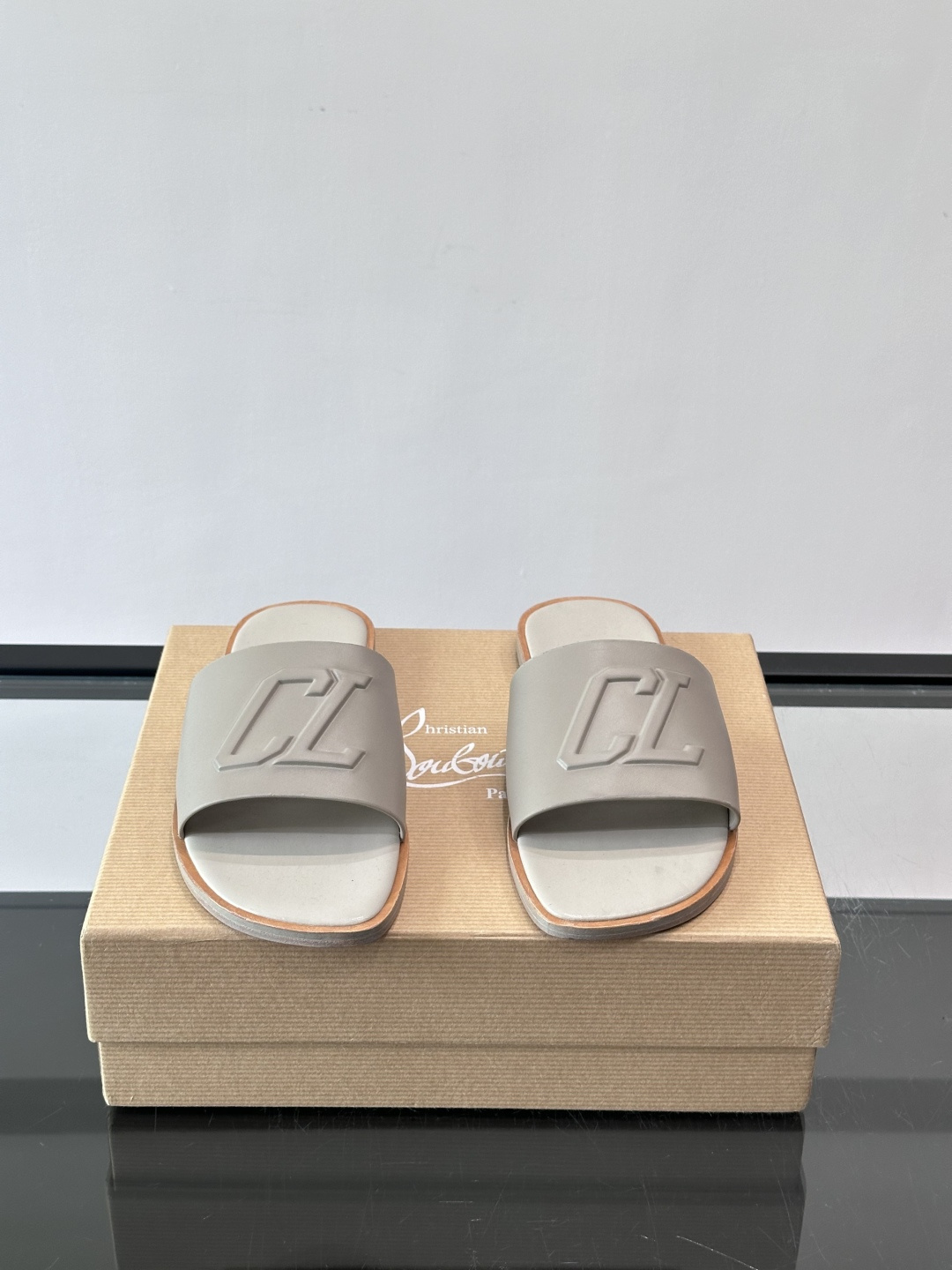 Christian Louboutin CL男士凉拖🖤选用优质荔枝纹皮革,鞋面有标志性“CL”字母, Christian Louboutin CL男士凉拖🖤选用优质荔枝纹皮革,鞋面有标志性“CL”字母,