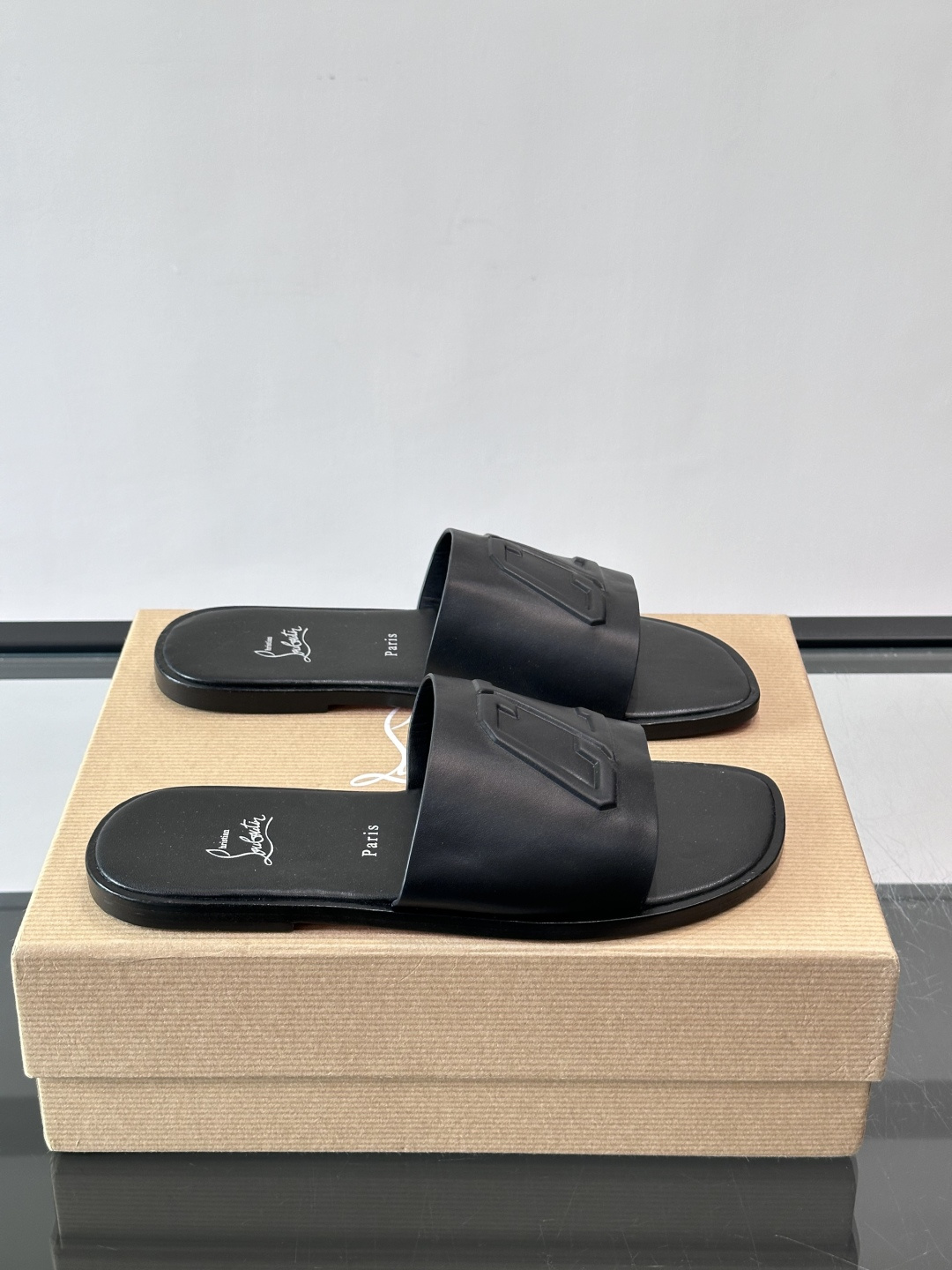 Christian Louboutin CL男士凉拖​​🖤选用优质荔枝纹皮革，鞋面有标志性“CL”字母，