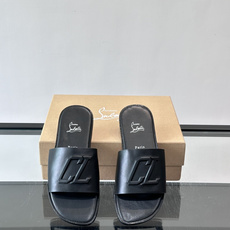 Christian Louboutin CL男士凉拖🖤选用优质荔枝纹皮革,鞋面有标志性“CL”字母, Christian Louboutin CL男士凉拖🖤选用优质荔枝纹皮革,鞋面有标志性“CL”字母,