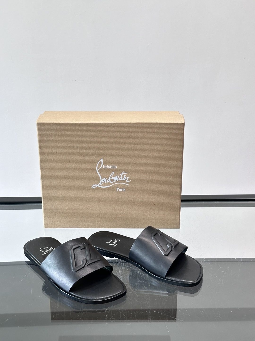 Christian Louboutin CL男士凉拖🖤选用优质荔枝纹皮革,鞋面有标志性“CL”字母, Christian Louboutin CL男士凉拖🖤选用优质荔枝纹皮革,鞋面有标志性“CL”字母,