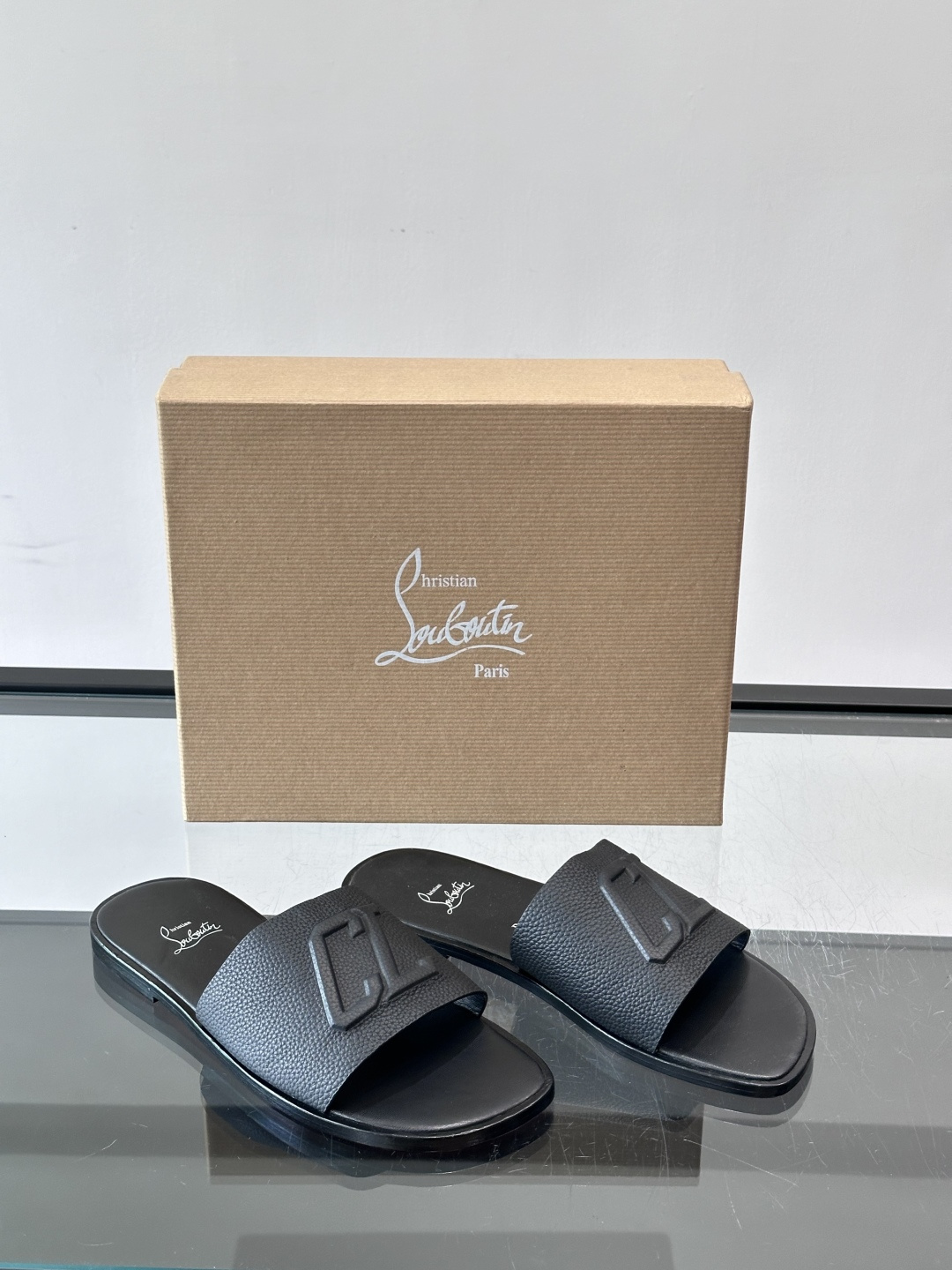 Christian Louboutin CL男士凉拖​​🖤选用优质荔枝纹皮革，鞋面有标志性“CL”字母，