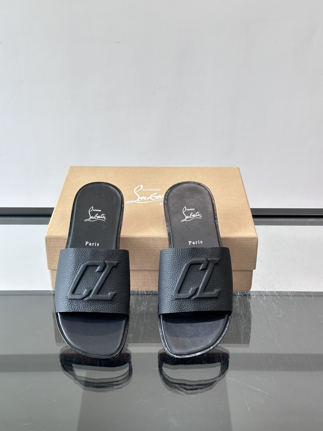 Christian Louboutin CL男士凉拖​​🖤选用优质荔枝纹皮革，鞋面有标志性“CL”字母，