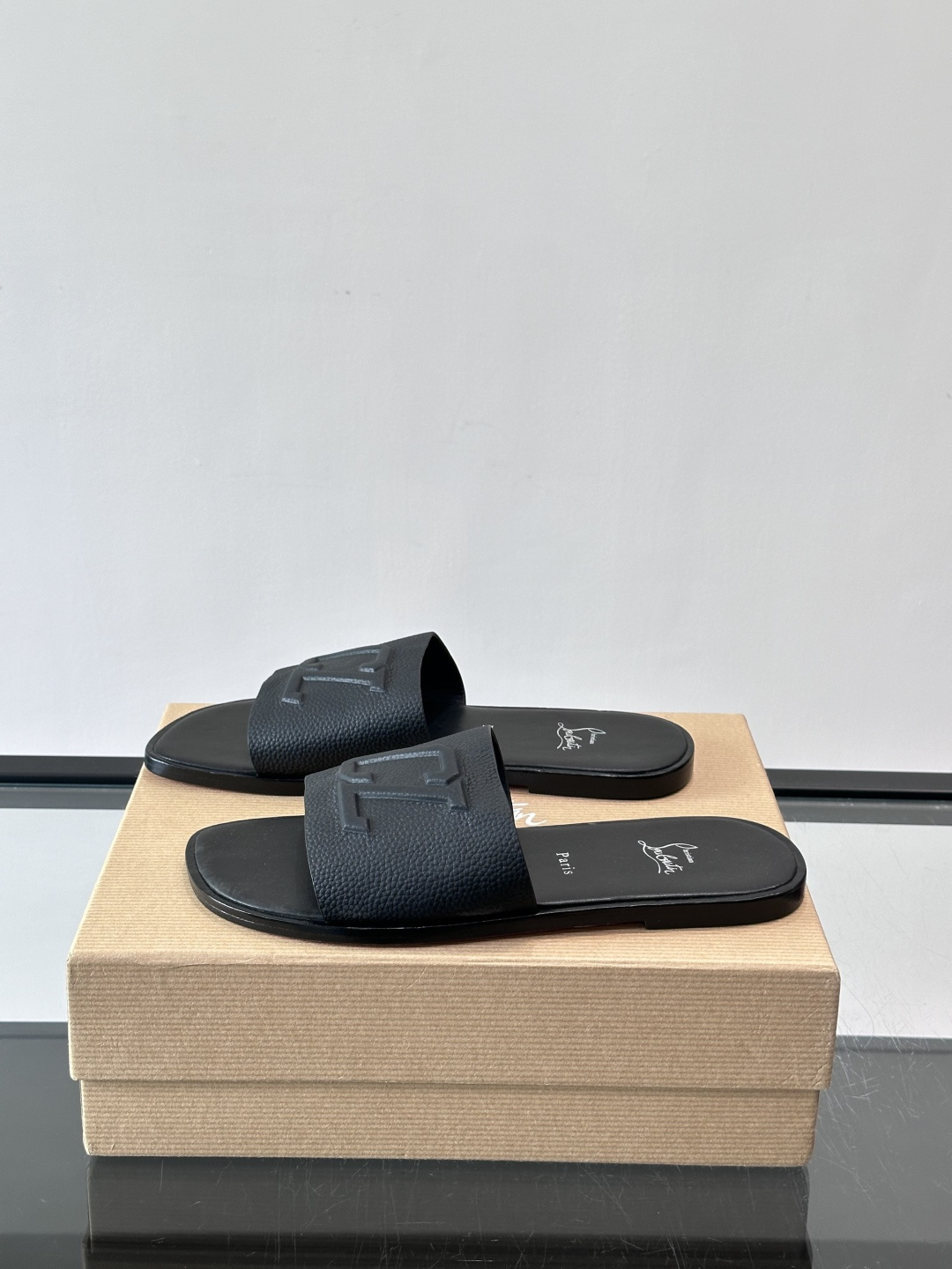 Christian Louboutin CL男士凉拖​​🖤选用优质荔枝纹皮革，鞋面有标志性“CL”字母，