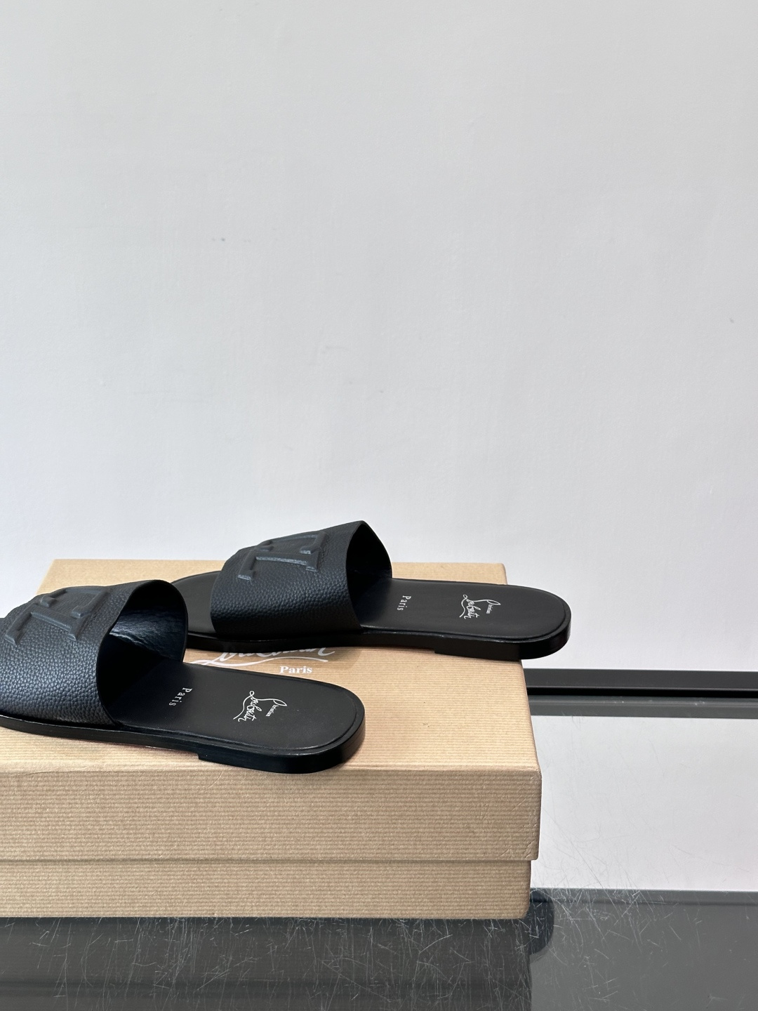 Christian Louboutin CL男士凉拖​​🖤选用优质荔枝纹皮革，鞋面有标志性“CL”字母，