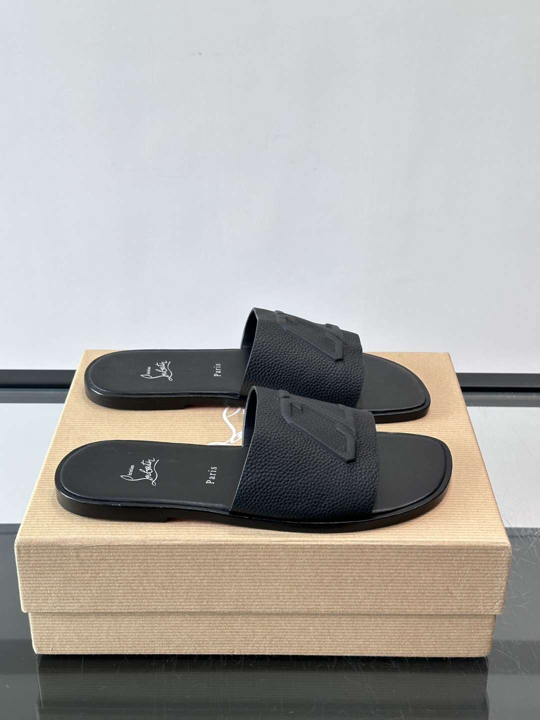 Christian Louboutin CL男士凉拖​​🖤选用优质荔枝纹皮革，鞋面有标志性“CL”字母，