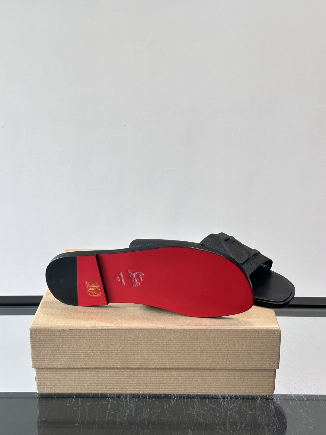 Christian Louboutin CL男士凉拖​​🖤选用优质荔枝纹皮革，鞋面有标志性“CL”字母，