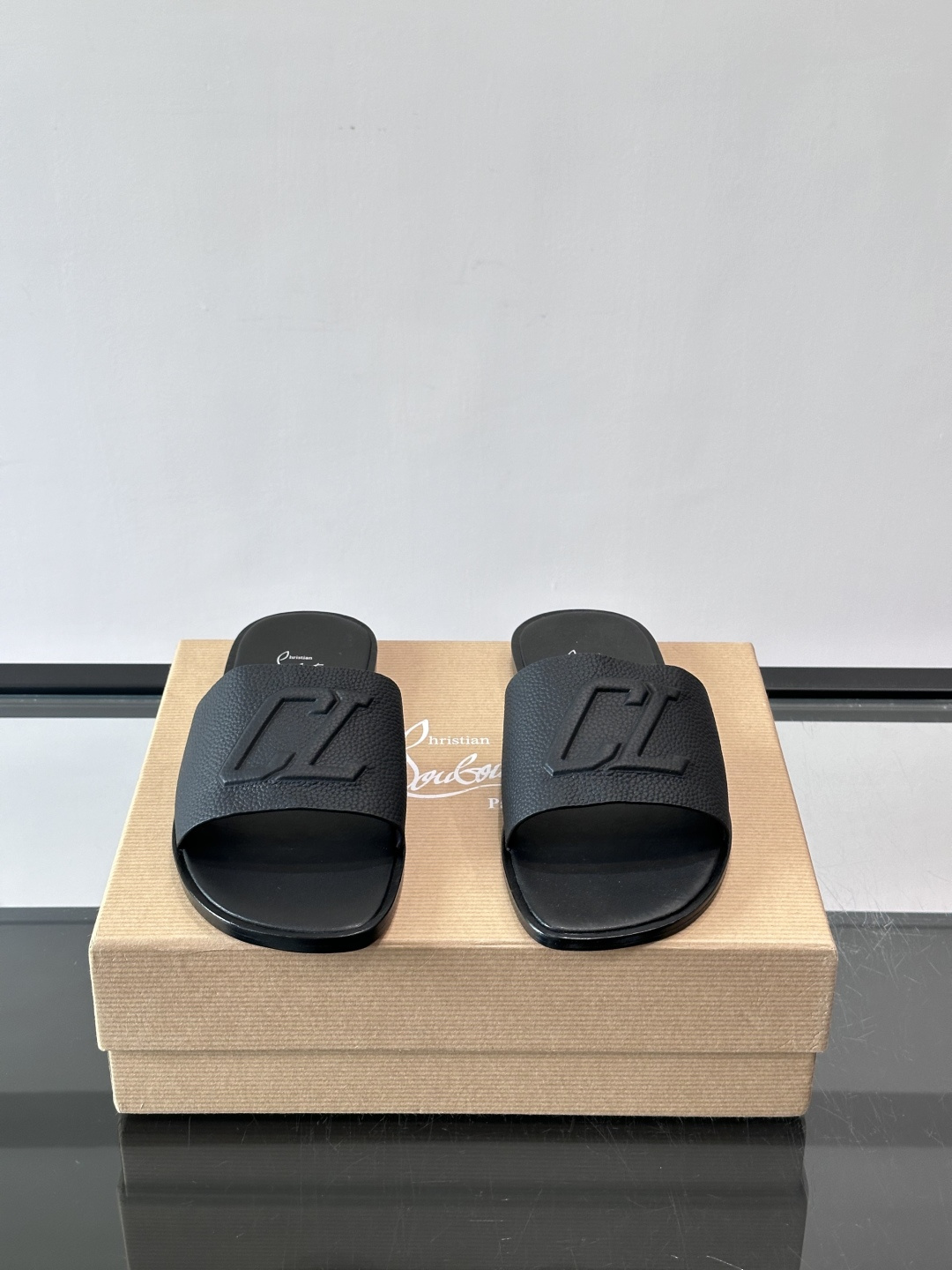 Christian Louboutin CL男士凉拖​​🖤选用优质荔枝纹皮革，鞋面有标志性“CL”字母，