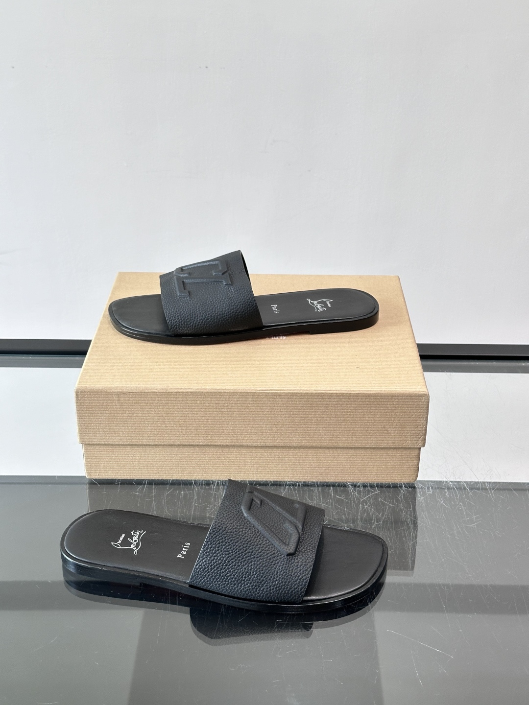 Christian Louboutin CL男士凉拖​​🖤选用优质荔枝纹皮革，鞋面有标志性“CL”字母，