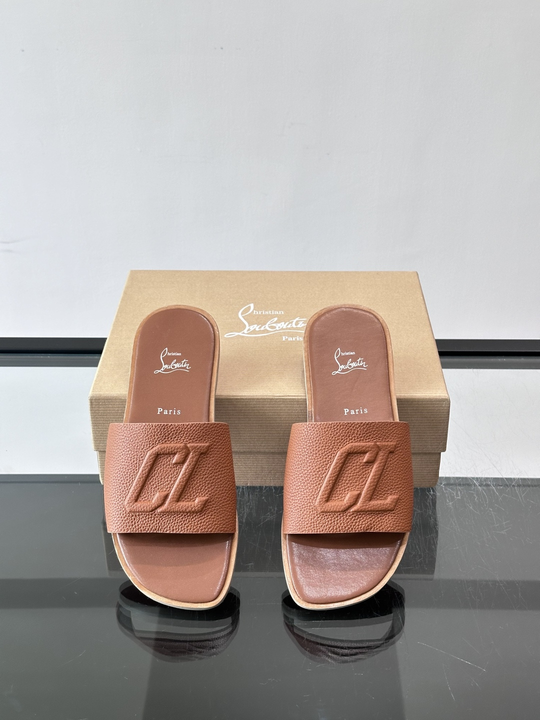 Christian Louboutin CL男士凉拖🖤选用优质荔枝纹皮革,鞋面有标志性“CL”字母, Christian Louboutin CL男士凉拖🖤选用优质荔枝纹皮革,鞋面有标志性“CL”字母,