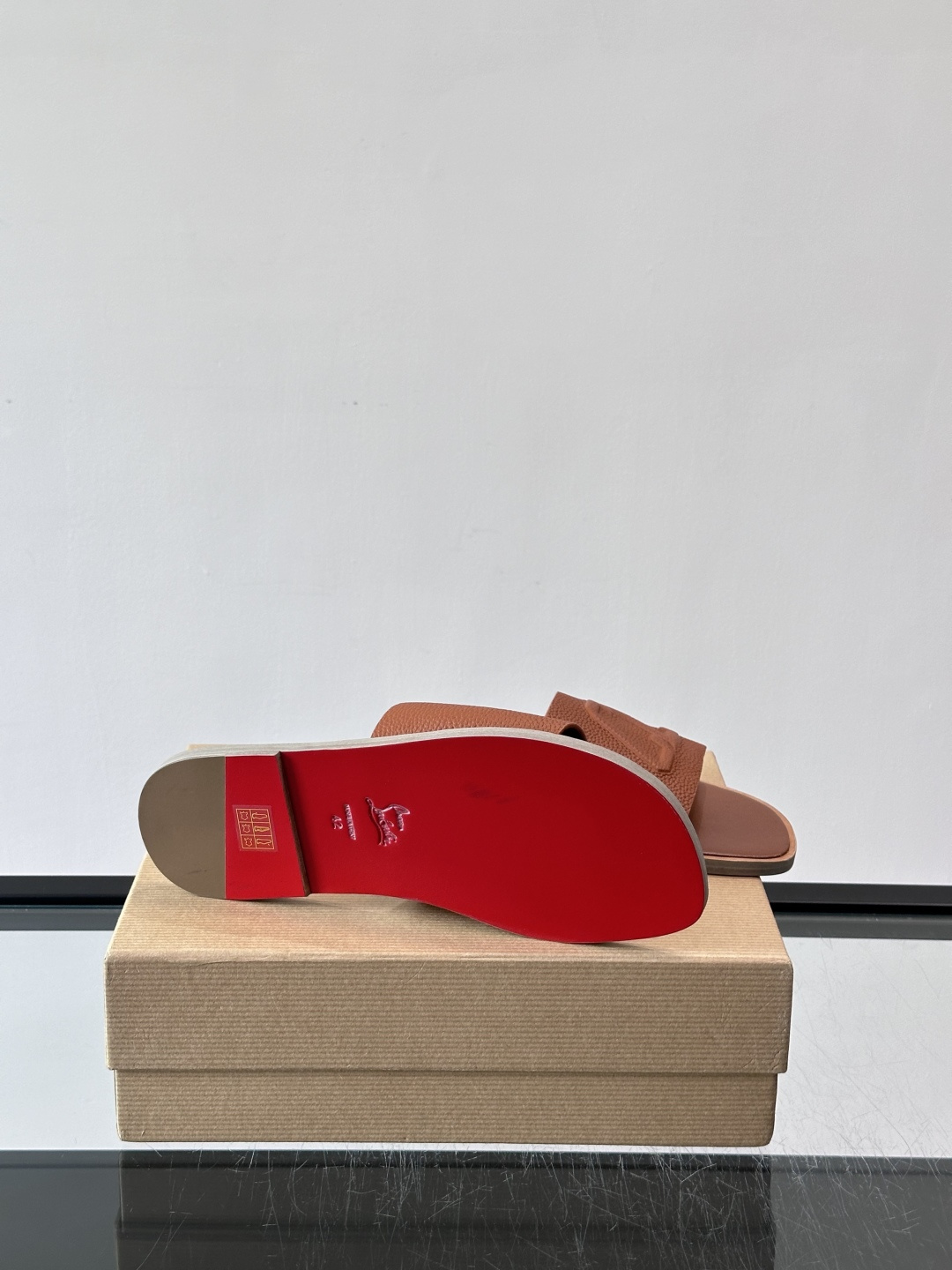 Christian Louboutin CL男士凉拖🖤选用优质荔枝纹皮革,鞋面有标志性“CL”字母, Christian Louboutin CL男士凉拖🖤选用优质荔枝纹皮革,鞋面有标志性“CL”字母,
