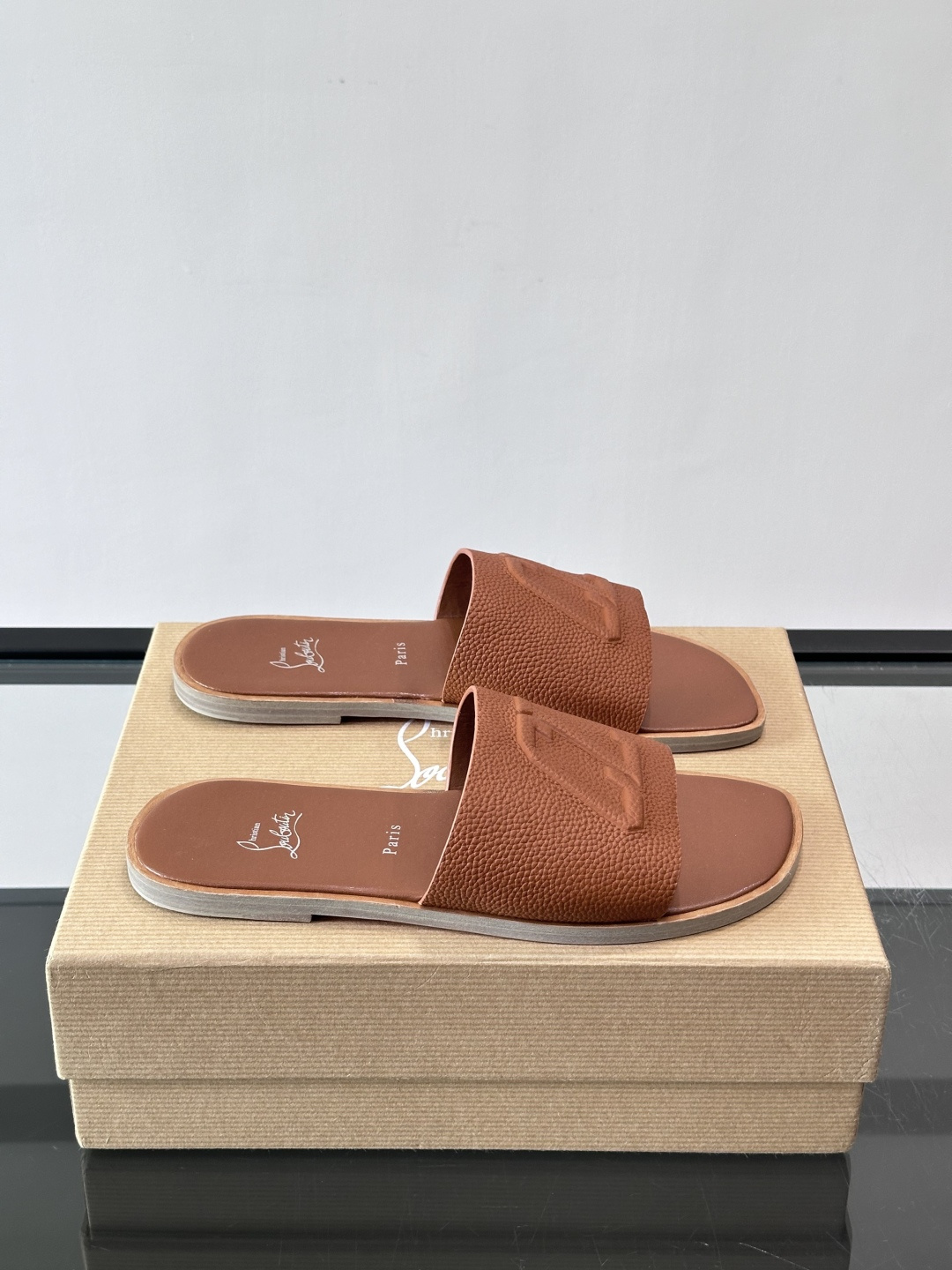 Christian Louboutin CL男士凉拖​​🖤选用优质荔枝纹皮革，鞋面有标志性“CL”字母，