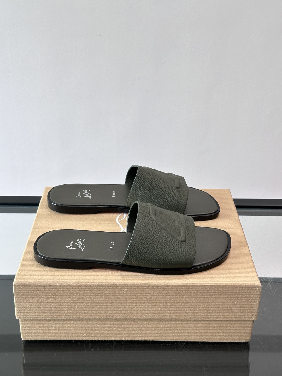 Christian Louboutin CL男士凉拖​​🖤选用优质荔枝纹皮革，鞋面有标志性“CL”字母，