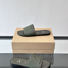Christian Louboutin CL男士凉拖🖤选用优质荔枝纹皮革,鞋面有标志性“CL”字母, Christian Louboutin CL男士凉拖🖤选用优质荔枝纹皮革,鞋面有标志性“CL”字母,