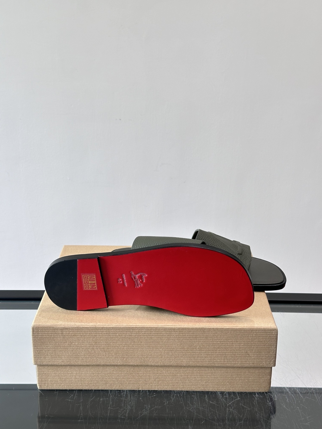 Christian Louboutin CL男士凉拖🖤选用优质荔枝纹皮革,鞋面有标志性“CL”字母, Christian Louboutin CL男士凉拖🖤选用优质荔枝纹皮革,鞋面有标志性“CL”字母,