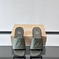 Christian Louboutin CL男士凉拖🖤选用优质荔枝纹皮革,鞋面有标志性“CL”字母, Christian Louboutin CL男士凉拖🖤选用优质荔枝纹皮革,鞋面有标志性“CL”字母,