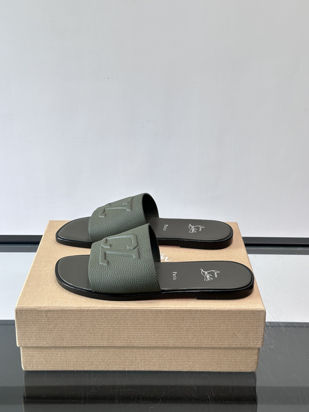 Christian Louboutin CL男士凉拖🖤选用优质荔枝纹皮革,鞋面有标志性“CL”字母, Christian Louboutin CL男士凉拖🖤选用优质荔枝纹皮革,鞋面有标志性“CL”字母,