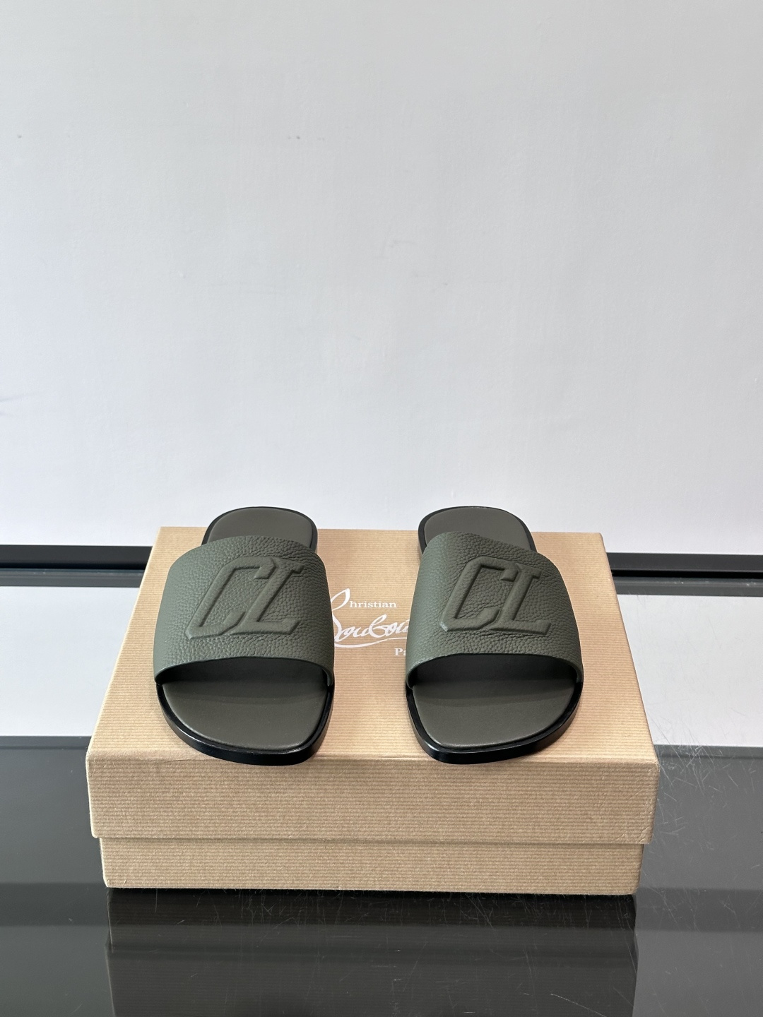 Christian Louboutin CL男士凉拖🖤选用优质荔枝纹皮革,鞋面有标志性“CL”字母, Christian Louboutin CL男士凉拖🖤选用优质荔枝纹皮革,鞋面有标志性“CL”字母,