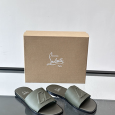 Christian Louboutin CL男士凉拖🖤选用优质荔枝纹皮革,鞋面有标志性“CL”字母, Christian Louboutin CL男士凉拖🖤选用优质荔枝纹皮革,鞋面有标志性“CL”字母,