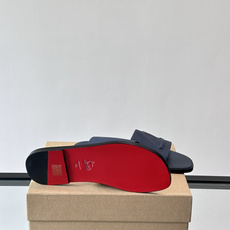 Christian Louboutin CL男士凉拖🖤选用优质荔枝纹皮革,鞋面有标志性“CL”字母, Christian Louboutin CL男士凉拖🖤选用优质荔枝纹皮革,鞋面有标志性“CL”字母,