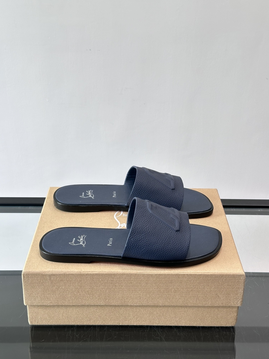 Christian Louboutin CL男士凉拖​​🖤选用优质荔枝纹皮革，鞋面有标志性“CL”字母，