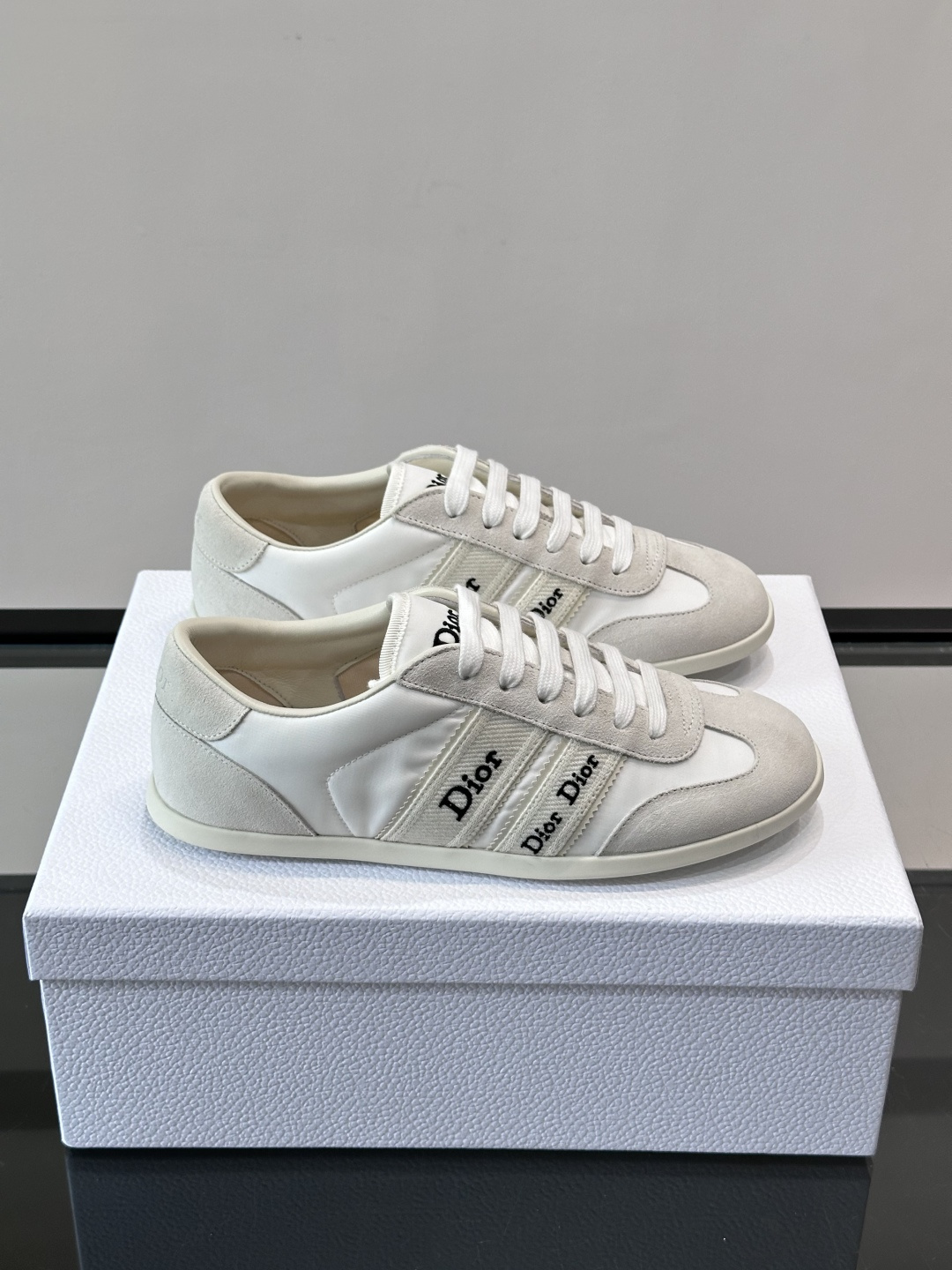 👟Dior Dway运动鞋，经典低帮设计，皮革+麂皮拼接，侧面“Dior”刺绣超有辨识度✨。橡胶鞋底，穿