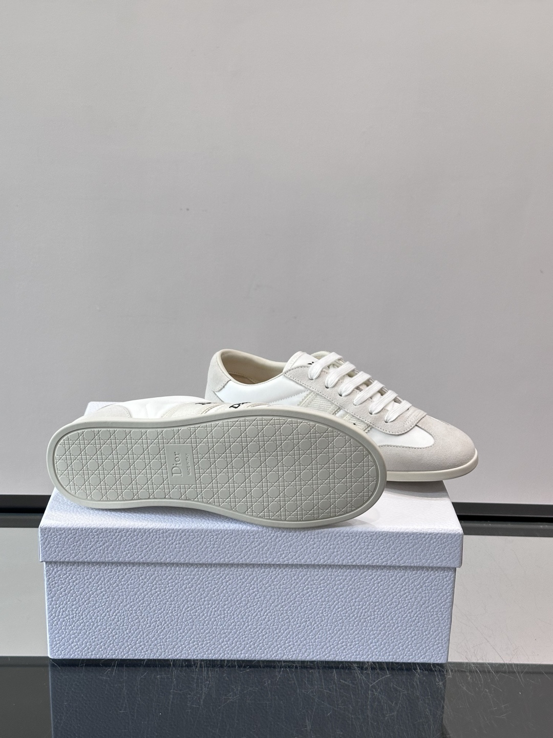 👟Dior Dway运动鞋，经典低帮设计，皮革+麂皮拼接，侧面“Dior”刺绣超有辨识度✨。橡胶鞋底，穿