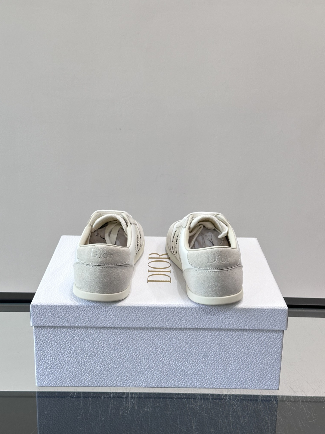 👟Dior Dway运动鞋，经典低帮设计，皮革+麂皮拼接，侧面“Dior”刺绣超有辨识度✨。橡胶鞋底，穿