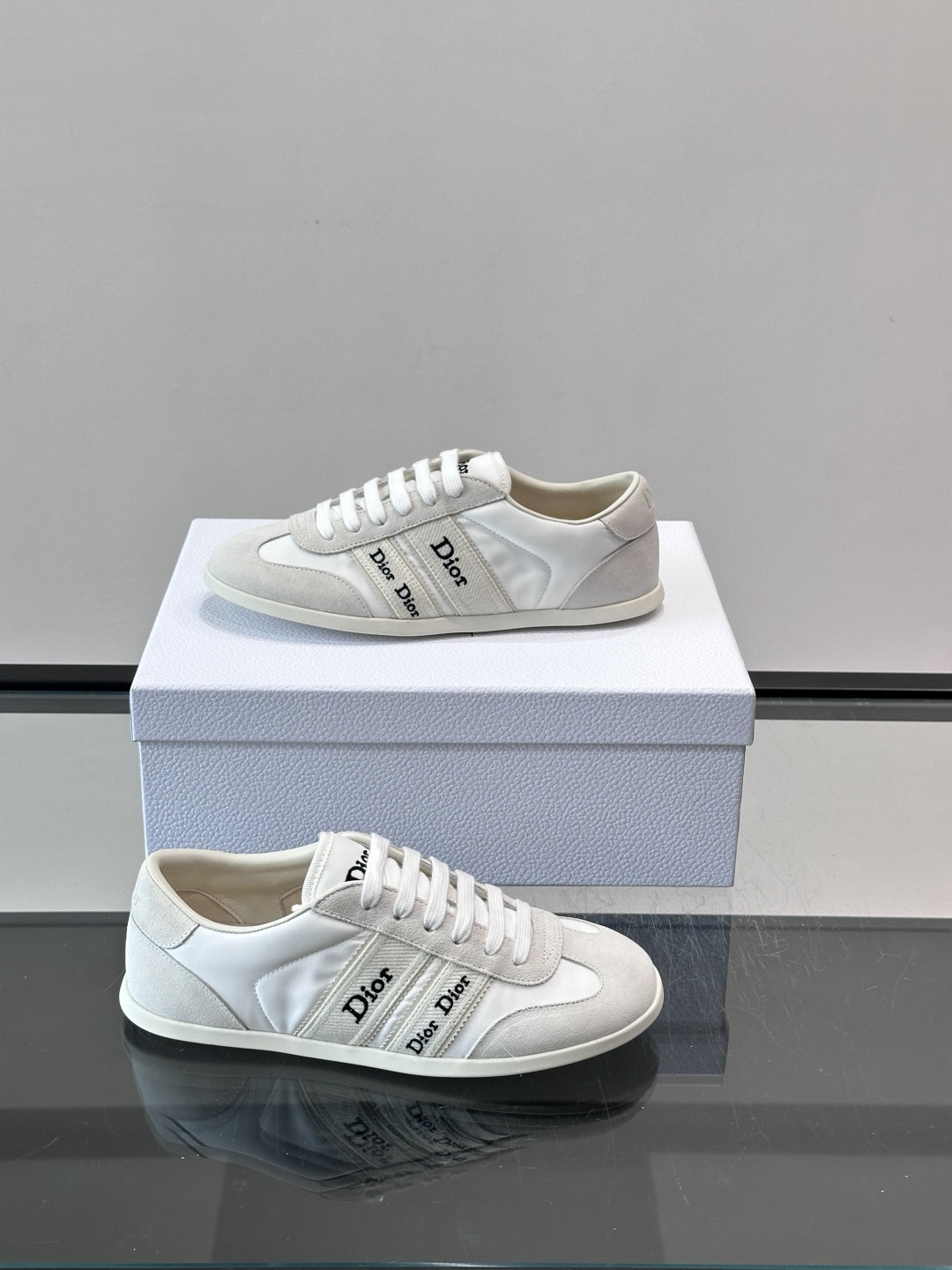👟Dior Dway运动鞋，经典低帮设计，皮革+麂皮拼接，侧面“Dior”刺绣超有辨识度✨。橡胶鞋底，穿