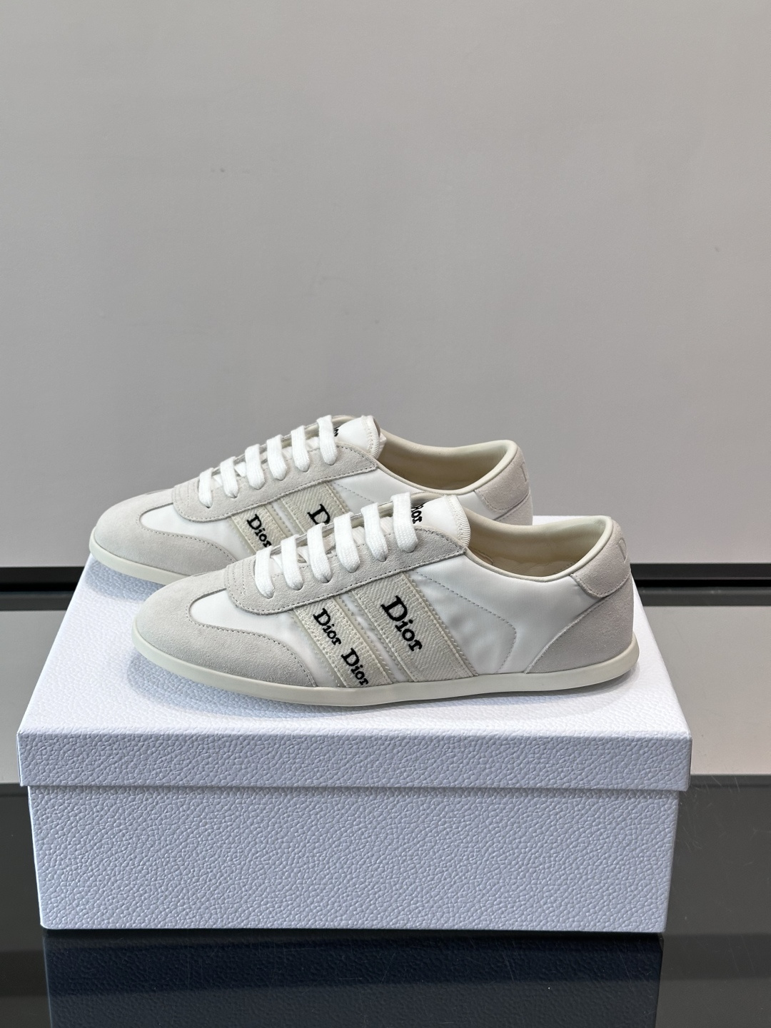👟Dior Dway运动鞋，经典低帮设计，皮革+麂皮拼接，侧面“Dior”刺绣超有辨识度✨。橡胶鞋底，穿
