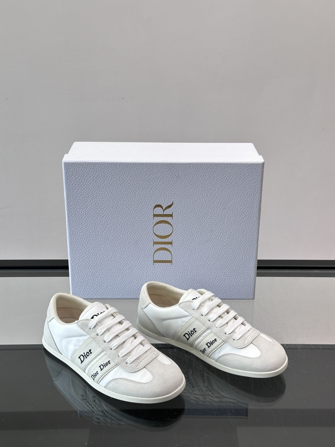 👟Dior Dway运动鞋，经典低帮设计，皮革+麂皮拼接，侧面“Dior”刺绣超有辨识度✨。橡胶鞋底，穿