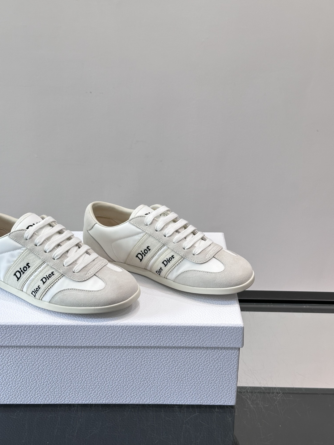 👟Dior Dway运动鞋，经典低帮设计，皮革+麂皮拼接，侧面“Dior”刺绣超有辨识度✨。橡胶鞋底，穿